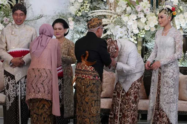 Wapres dan istri Wuri Estu Handayani kemudian memberikan ucapan selamat kepada kedua mempelai. 