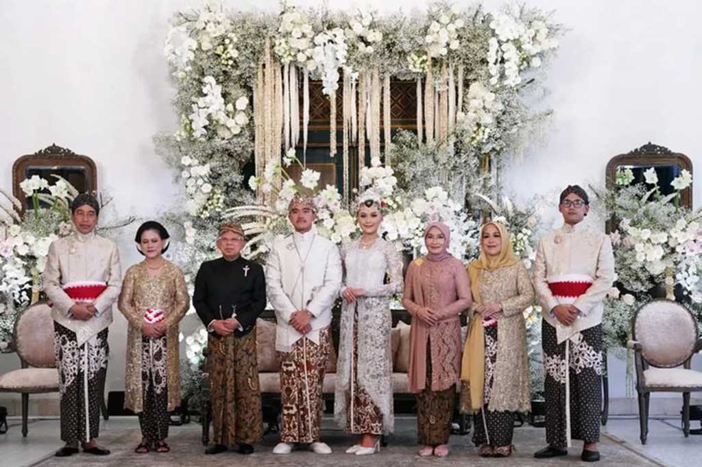 Foto bersama Presiden Jokowi, Iriana Joko Widodo, Wapres Ma'ruf Amin, Kaesang Pangarep, Erina Gudono Wuri Estu Handayani, dan orang tua Erina.