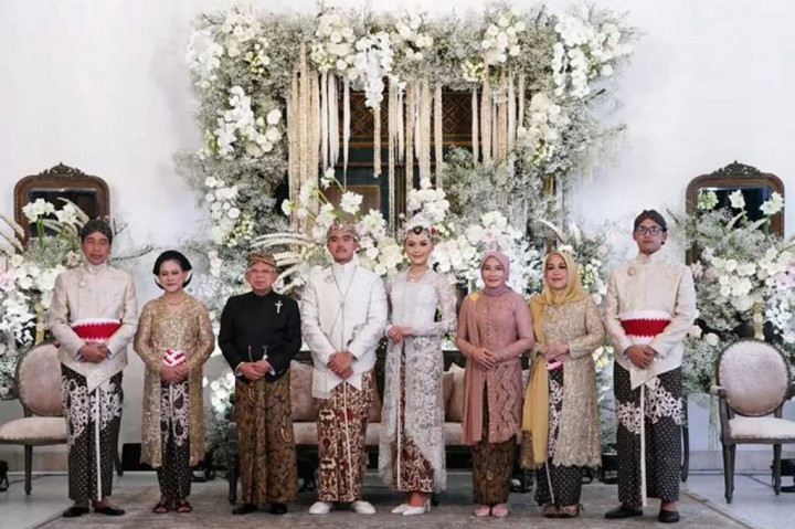 Foto bersama Presiden Jokowi, Iriana Joko Widodo, Wapres Ma'ruf Amin, Kaesang Pangarep, Erina Gudono Wuri Estu Handayani, dan orang tua Erina.