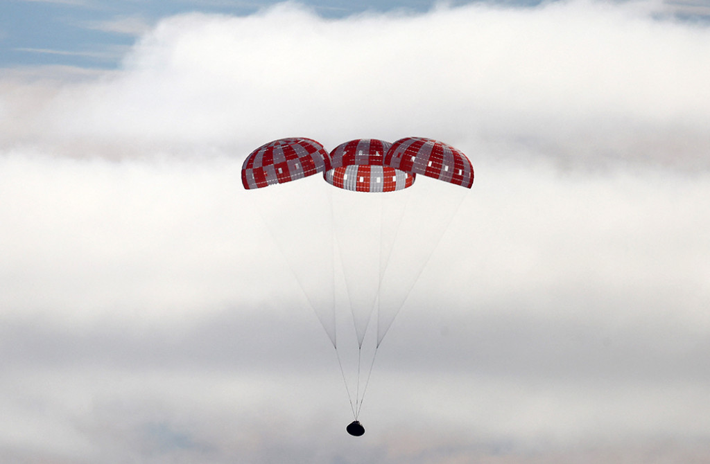 Kapsul ruang angkasa NASA, Orion mendarat dengan aman di Pasifik pada Minggu, 11 Desember 2022 waktu setempat. Orion menyelesaikan misi Artemis-1, perjalanan lebih dari 25 hari mengelilingi Bulan dengan tujuan mengembalikan manusia ke sana di tahun-tahun mendatang.