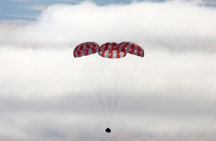 Kapsul ruang angkasa NASA, Orion mendarat dengan aman di Pasifik pada Minggu, 11 Desember 2022 waktu setempat. Orion menyelesaikan misi Artemis-1, perjalanan lebih dari 25 hari mengelilingi Bulan dengan tujuan mengembalikan manusia ke sana di tahun-tahun mendatang.