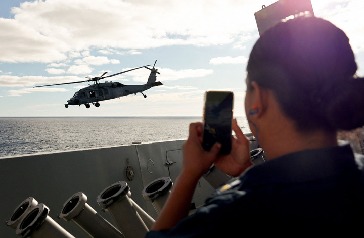 Setelah mendarat, helikopter terbang di atas pesawat ruang angkasa terapung, yang tidak menunjukkan bukti kerusakan.