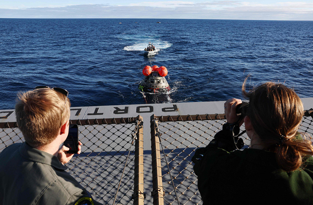 Selama perjalanan mengelilingi satelit yang mengorbit Bumi dan sebaliknya, Orion menempuh lebih dari satu juta mil dan pergi lebih jauh dari Bumi daripada pesawat ruang angkasa yang dapat dihuni sebelumnya.