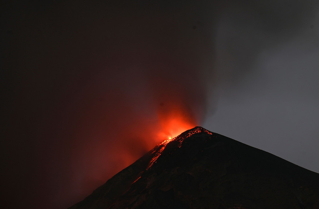 Gunung berapi bernama Fuego - bahasa Spanyol untuk api - bergemuruh pada Sabtu malam hingga Minggu, dengan batuan cair mengalir menuruni lerengnya dan abu menyembur dua kilometer (lebih dari satu mil) ke langit. Angin membawa abu tersebut menuju Kota Guatemala, sejauh 35 kilometer (22 mil).
