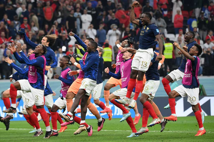 Prancis melaju ke final Piala Dunia 2022 setelah mengakhiri perlawanan 'si pembunuh para raksasa' Maroko dalam laga semifinal di Stadion Al-Bayt, Doha pada Kamis, 15 Desember 2022 dini hari WIB, yang berkesudahan 2-0. Para penggawa Les Bleus pun berselebrasi.