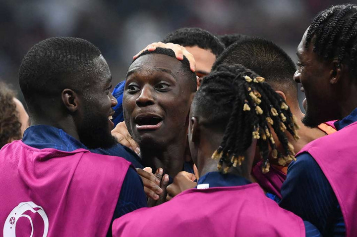 Kemenangan ini juga mengantarkan Prancis meretas jalan menjadi tim ketiga yang mempertahankan gelar juara dunia jika mengalahkan Argentina pada 18 Desember nanti. Sebelumnya, tim yang berhasil mempertahankan gelar juara yaitu Italia pada Piala Dunia 1934 dan 1938, serta Brasil pada Piala Dunia 1958 dan 1962.