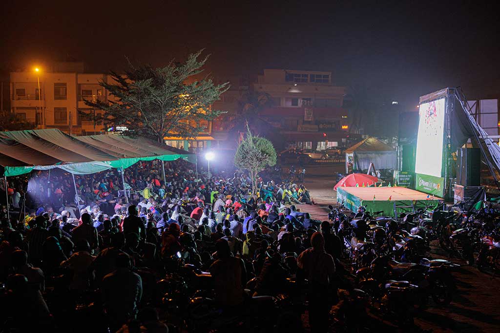 Pendukung Maroko menonton siaran langsung pertandingan semifinal Sepak Bola Piala Dunia Qatar 2022 antara Maroko dan Prancis di Bamako, Mali pada 14 Desember 2022. AFP PHOTO/Ousmane Makaveli