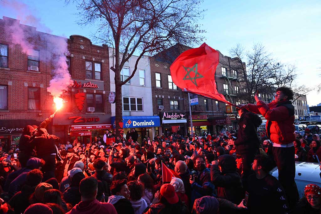 Pendukung Maroko berkumpul di jalan selama pertandingan semifinal sepak bola Piala Dunia Qatar 2022 antara Prancis dan Maroko di Revere, Massachusetts pada 14 Desember 2022. AFP PHOTO/Angela Weiss