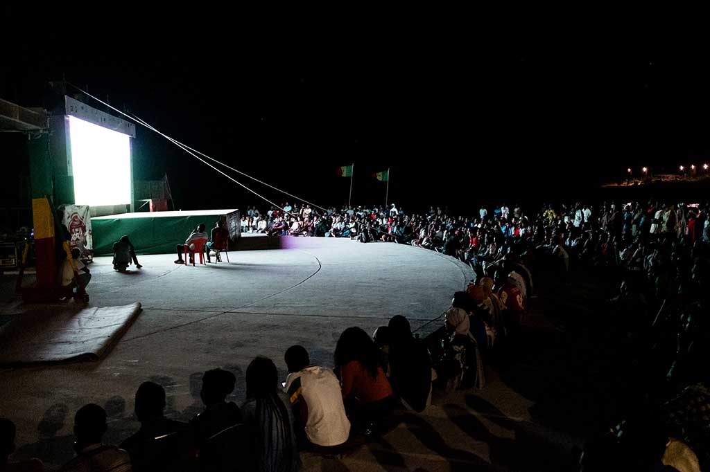 Pendukung Maroko menonton siaran langsung pertandingan semifinal Sepak Bola Piala Dunia Qatar 2022 antara Maroko dan Prancis di Partcour Sportif di Dakar pada 14 Desember 2022. AFP PHOTO/Guy Peteson