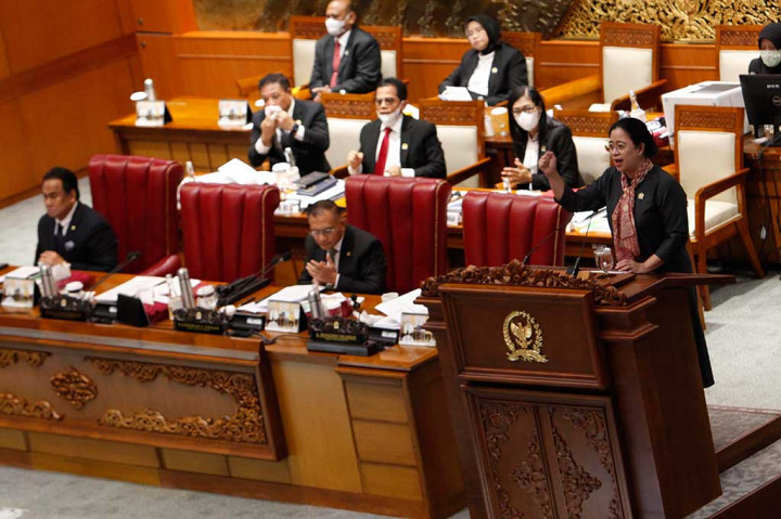 Rapat Paripurna DPR Ke-13 Masa Persidangan II Tahun Sidang 2022-2023 menyetujui Rancangan Undang-Undang (RUU) tentang Pengesahan Perjanjian antara Pemerintah RI dan Pemerintah Singapura tentang Ekstradisi Buronan menjadi undang-undang.