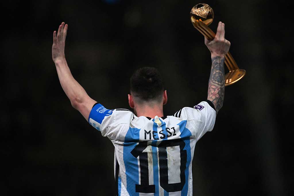 Lionel Messi dinobatkan sebagai peraih Bola Emas atau Golden Ball sebagai perlambang pemain terbaik selama Piala Dunia 2022 ini setelah memimpin Argentina menaklukkan Prancis di babak final.