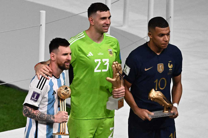 Kylian Mbappe menduduki urutan kedua setelah Messi tetapi striker Prancis ini meraih Sepatu Emas sebagai pencetak gol terbanyak Piala Dunia Qatar dengan delapan gol atau satu gol lebih banyak dari Messi. Sementara Luka Modric berada pada urutan ketiga dalam daftar pemain terbaik.