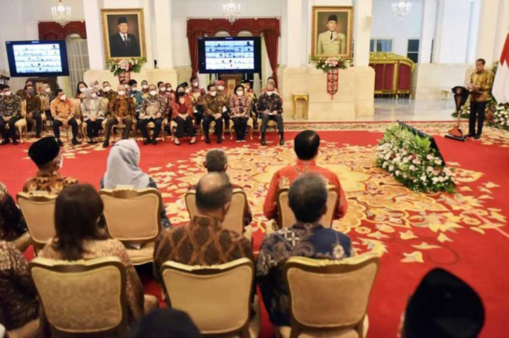 Jokowi meminta industri perbankan mencapai alokasi kredit minimal 30 persen untuk UMKM dari total portofolio kredit sebagaimana target pemerintah. 