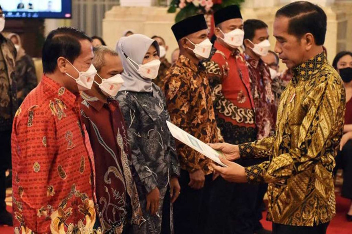 Jokowi juga meminta UMKM untuk memanfaatkan pinjaman bank dengan baik dan akuntabel, seperti halnya pinjaman program pemerintah yakni Kredit usaha rakyat (KUR) yang saat ini telah berkembang pesat, dengan dibuatnya KUR Klaster. 