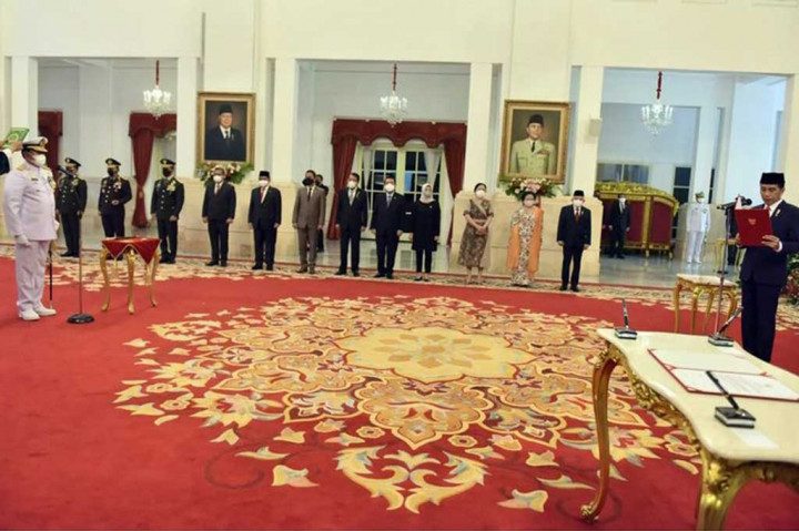 Presiden Joko Widodo (Jokowi) resmi melantik Laksamana TNI Yudo Margono sebagai Panglima TNI di Istana Negara, Jakarta, Senin, 19 Desember 2022.