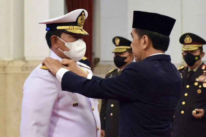 Presiden Jokowi kemudian melakukan prosesi penanggalan dan penyematan tanda pangkat dan jabatan serta penyerahan tongkat komando panglima TNI kepada Yudo Margono.