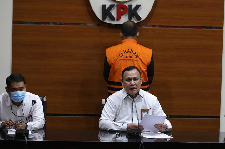 Komisi Pemberantasan Korupsi (KPK) mengumumkan Hakim Yustisial/Panitera Pengganti Mahkamah Agung (MA) Edy Wibowo (EW) sebagai tersangka dalam pengembangan kasus dugaan suap pengurusan perkara di MA.