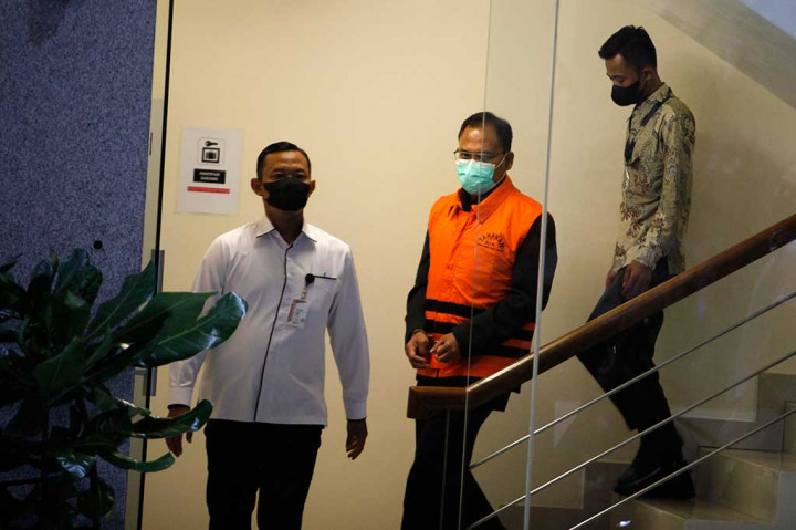 Selanjutnya untuk kebutuhan penyidikan, tim penyidik menahan EW selama 20 hari pertama, mulai dari 19 Desember 2022 sampai dengan 7 Januari 2023. Tersangka EW ditahan di Rutan KPK pada Gedung Merah Putih KPK.