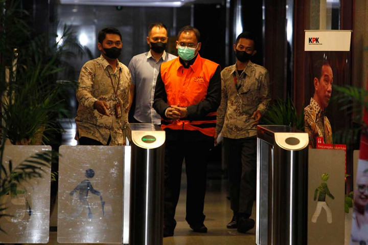 EW disangkakan melanggar Pasal 12 huruf c atau Pasal 12 huruf a atau b juncto Pasal 11 Undang-Undang Nomor 31 Tahun 1999 tentang Pemberantasan Tindak Pidana Korupsi sebagaimana telah diubah dengan Undang-Undang Nomor 20 Tahun 2001 jo. Pasal 55 ayat (1) ke-1 KUHP.