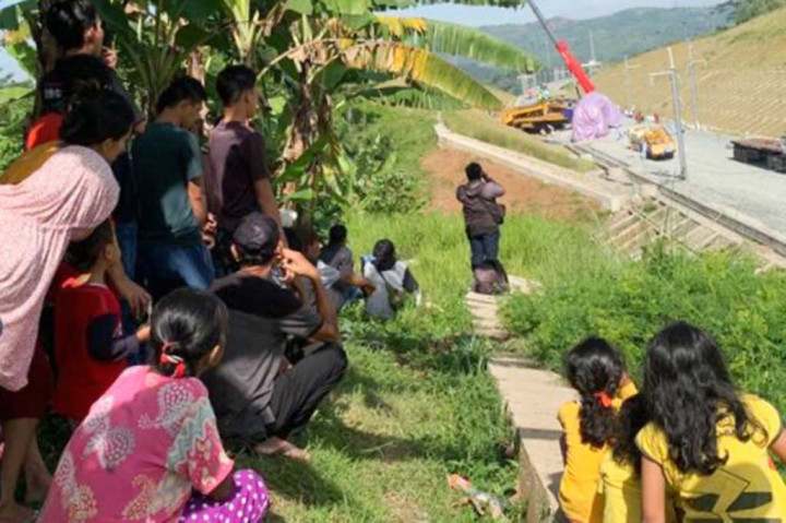 Warga menyaksikan proses evakuasi bangkai kereta teknis yang mengalami kecelakaan di Campaka Mekar, Kabupaten Bandung Barat, Jawa Barat, Senin, 19 Desember 2022.