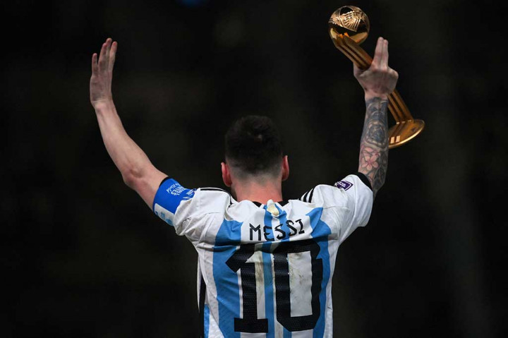 Lionel Messi dinobatkan sebagai peraih Bola Emas atau Golden Ball sebagai perlambang pemain terbaik selama Piala Dunia 2022 ini setelah memimpin Argentina menaklukkan Prancis di babak final.