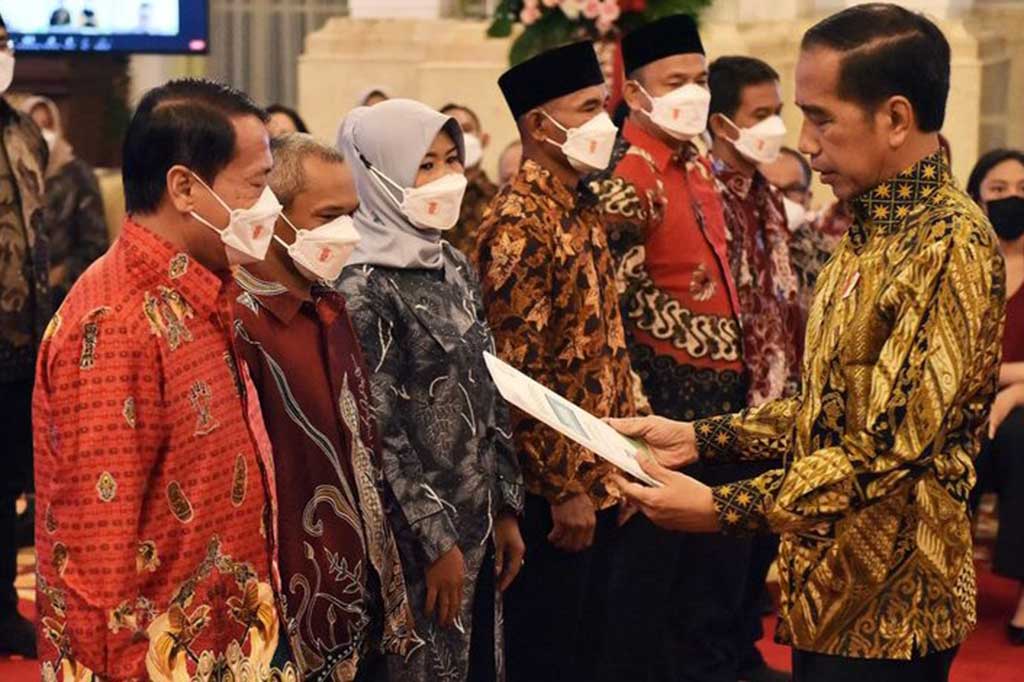 Presiden Joko Widodo (Jokowi) meminta industri perbankan lebih mempedulikan usaha mikro kecil dan menengah (UMKM).