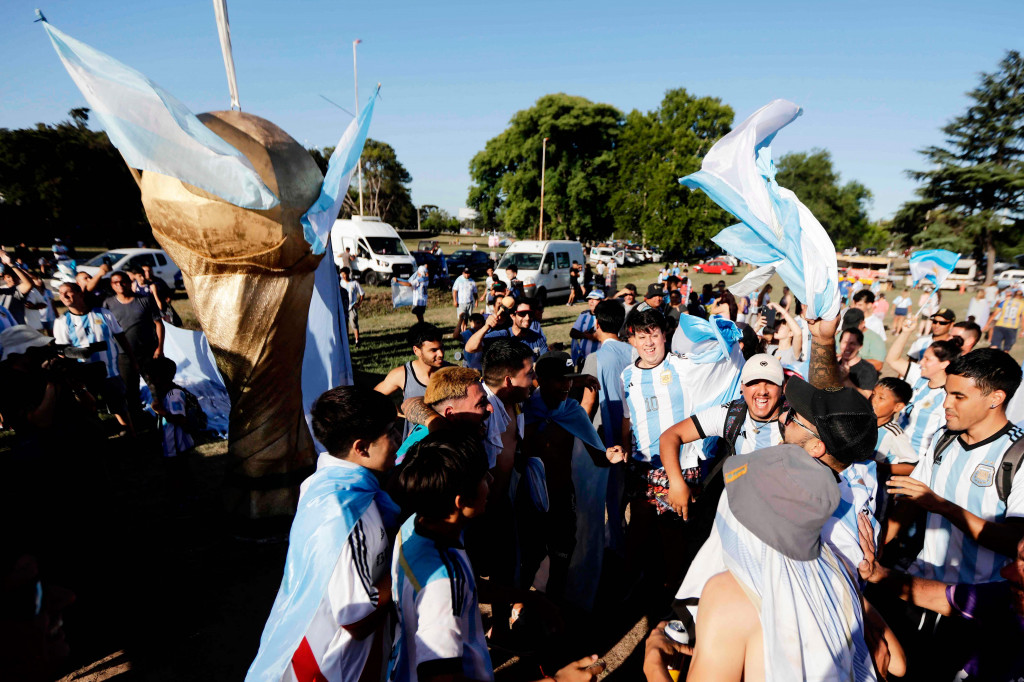 Warga Argentina menunggu dengan penuh semangat untuk menyambut pulang pahlawan Piala Dunia mereka pada hari Senin, 19 Desember 2022 waktu setempat, saat ibu kota bersiap untuk pesta jalanan besar-besaran setelah kemenangan Tim Tango atas Prancis lewat babak adu penalti.