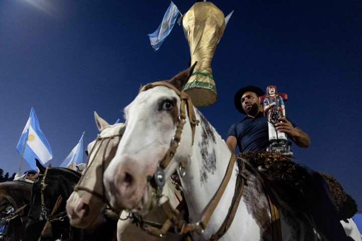 Pesta yang dimulai setelah final hari Minggu, 18 Desember 2022, sempat terhenti, sementara pekerja kota setempat terus membersihkan sampah-sampah bekas perayaan ketika jutaan orang turun ke jalan dengan gembira.