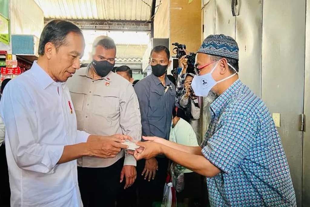 Pada kunjungan ke pasar tersebut, Kepala Negara dan Ibu Iriana memberikan bantuan modal kerja (BMK) kepada para pedagang kaki lima, dan juga bantuan tunai langsung (BTL) kepada para pedagang pasar. 