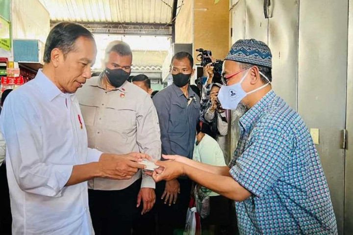 Pada kunjungan ke pasar tersebut, Kepala Negara dan Ibu Iriana memberikan bantuan modal kerja (BMK) kepada para pedagang kaki lima, dan juga bantuan tunai langsung (BTL) kepada para pedagang pasar. 