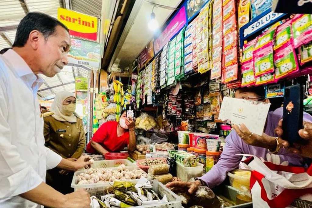 Presiden Joko Widodo dan Ibu Negara Iriana Joko Widodo mengunjungi Pasar Sukolilo yang terletak di Kecamatan Jiwan, Kabupaten Madiun pada Selasa, 20 Desember 2022. 
