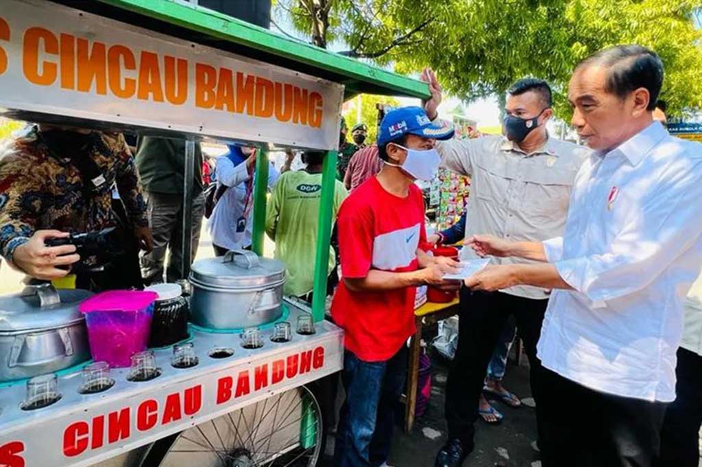 Pada kesempatan tersebut Jokowi sempat menanyakan harga kebutuhan pokok menjelang Natal 2022 dan Tahun Baru 2022.