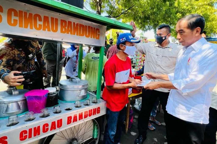 Pada kesempatan tersebut Jokowi sempat menanyakan harga kebutuhan pokok menjelang Natal 2022 dan Tahun Baru 2022.