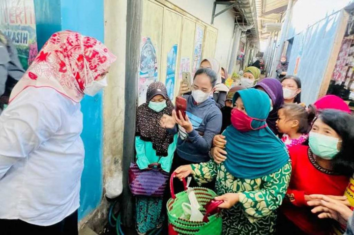 Sementara itu Ibu Iriana juga sempat berbincang-bincang dengan para pedagang dan pengunjung Pasar Sukolilo.