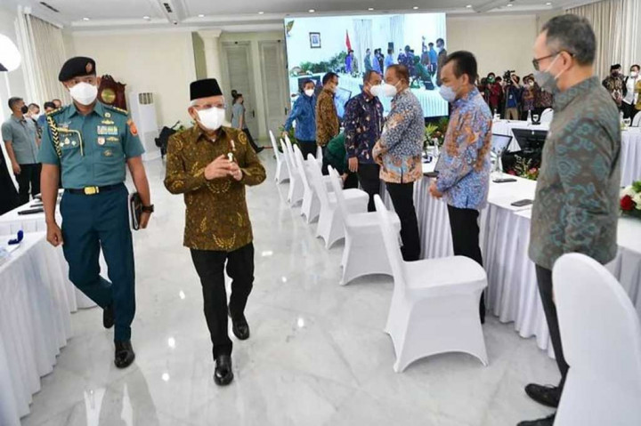 Wapres mengingatkan dalam Rapat Pleno KNEKS sebelumnya, pada 20 Mei 2022, dia telah memberikan sejumlah arahan, antara lain soal pengembangan industri halal dan optimalisasi kawasan industri halal, penyusunan data ekonomi syariah, penguatan bisnis sertifikasi dan percepatan sertifikasi halal usaha mikro dan kecil (UMK), serta pembentukan Komite Daerah Ekonomi dan Keuangan Syariah (KDEKS).