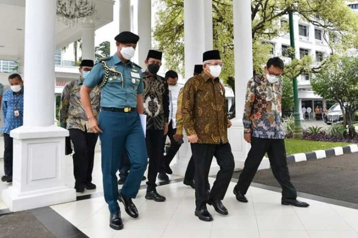 Ma'ruf Amin, yang juga merupakan Ketua Harian KNEKS, menekankan bahwa semua arahan itu merupakan tugas yang harus dikerjakan bersama. Dia berterima kasih kepada seluruh kementerian dan lembaga pemerintah non-kementerian (K/L), pemerintah daerah, serta pemangku kepentingan terkait atas kerja sama dan sinergi yang telah dibangun.