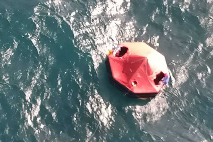 Sekoci ditemukan mengambang di laut saat tim penyelamat militer mencari korban setelah kapal perang HTMS Sukhothai tenggelam di Teluk Thailand, lepas pantai pesisir distrik Bang Saphan, Provinsi Prachuab Kiri Khan.