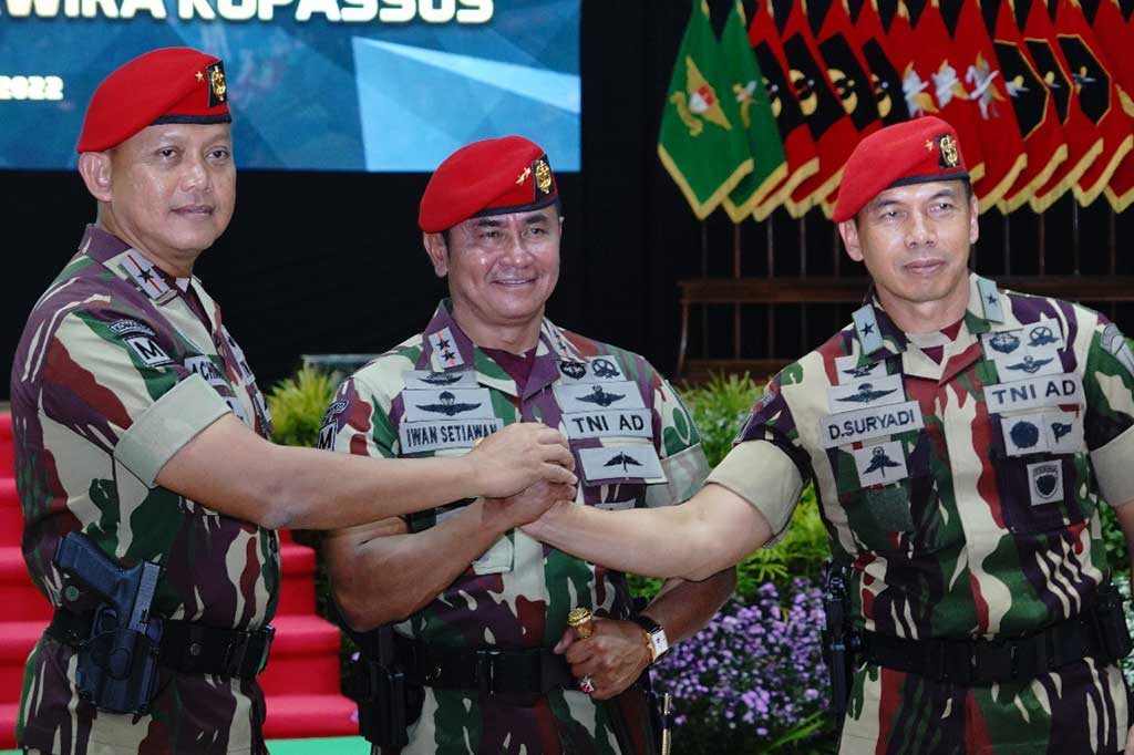 Komandan Jenderal Komando Pasukan Khusus (Danjen Kopassus) Mayor Jenderal Iwan Setiawan memimpin upacara serah terima jabatan Wadanjen Kopassus, Kabintal Kopassus dan penyerahan Dandenma Kopassus, Kapen, Kahub, Kajas Kopassus, di Gedung Balai Komando, Makopassus, Selasa 20 Desember 2022.