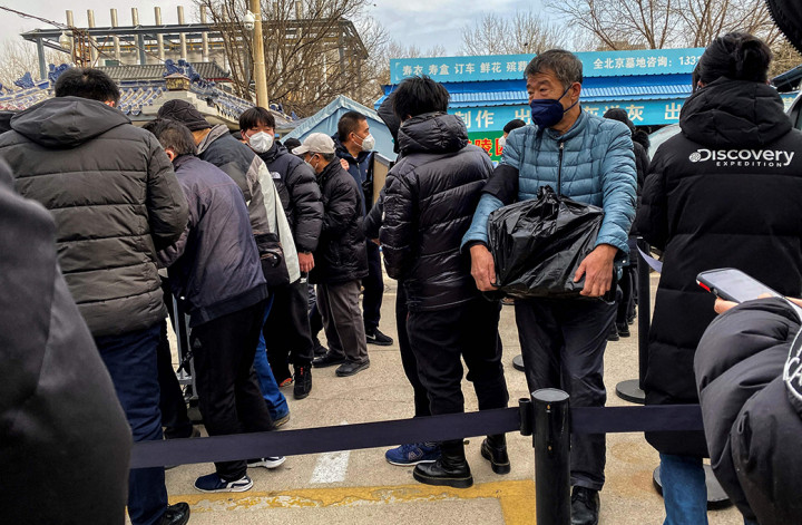 Di Chongqing -- kota berpenduduk 30 juta dan warga dengan kasus covid-19 ringan didesak tetap bekerja -- pekerja krematorium mengatakan sudah tidak ada tempat menampung jenazah.