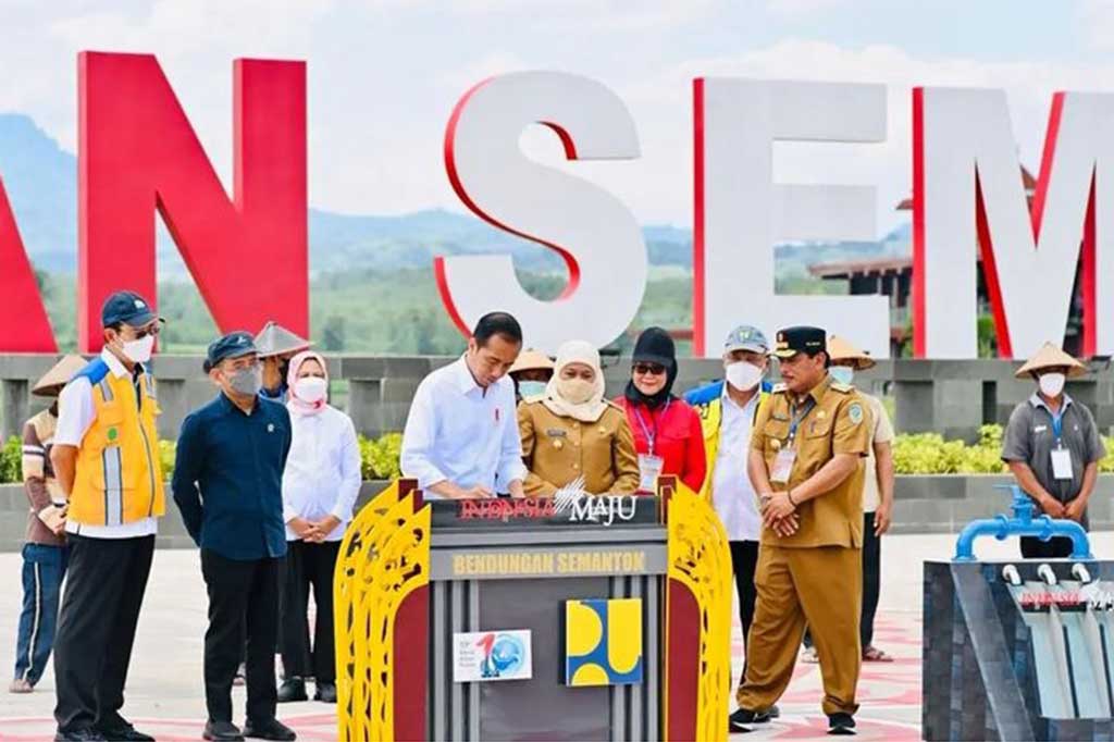  Presiden Joko Widodo (Jokowi) meresmikan Bendungan Semantok, Nganjuk, Jawa Timur, Selasa, 20 Desember 2022. Bendungan tersebut mampu menjadi irigasi atau pengairan bagi sawah seluas 1.900 hektare.