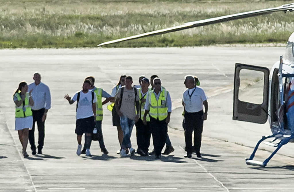 Striker Argentina Lionel Messi (ketiga dari kiri) dan Angel Di Maria bersiap menaiki helikopter di Bandara Internasional Islas Malvinas, di Rosario, Santa Fe, Argentina, pada Selasa 20 Desember 2022 waktu setempat.