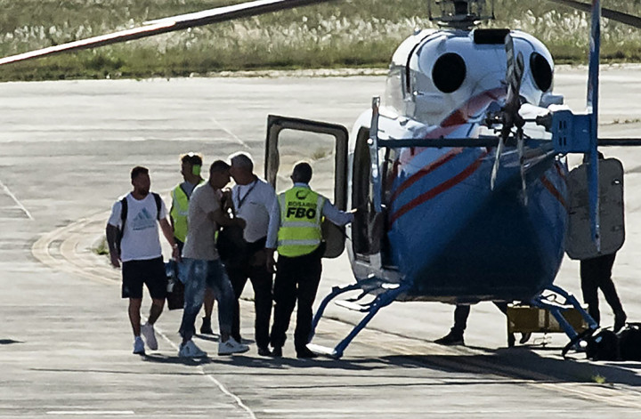 Pemenang Piala Dunia Argentina terpaksa meninggalkan parade perayaan juara Piala Dunia 2022 dengan bus atap terbuka di sekitar Buenos Aires karena terjebak lautan manusia. Mereka kemudian meneruskan parade dengan menaiki helikopter.