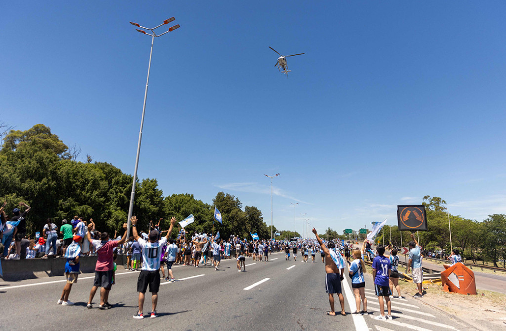Ratusan orang mulai berlari menuju istana kepresidenan di alun-alun pusat kota lain di tengah rumor para pemain menuju ke sana dengan helikopter.