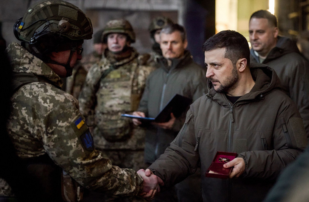 Zelensky bertemu dengan pejabat militer dan membagikan penghargaan kepada prajurit Ukraina, yang telah menahan gempuran militer Rusia selama berbulan-bulan yang sengit untuk kota tersebut.