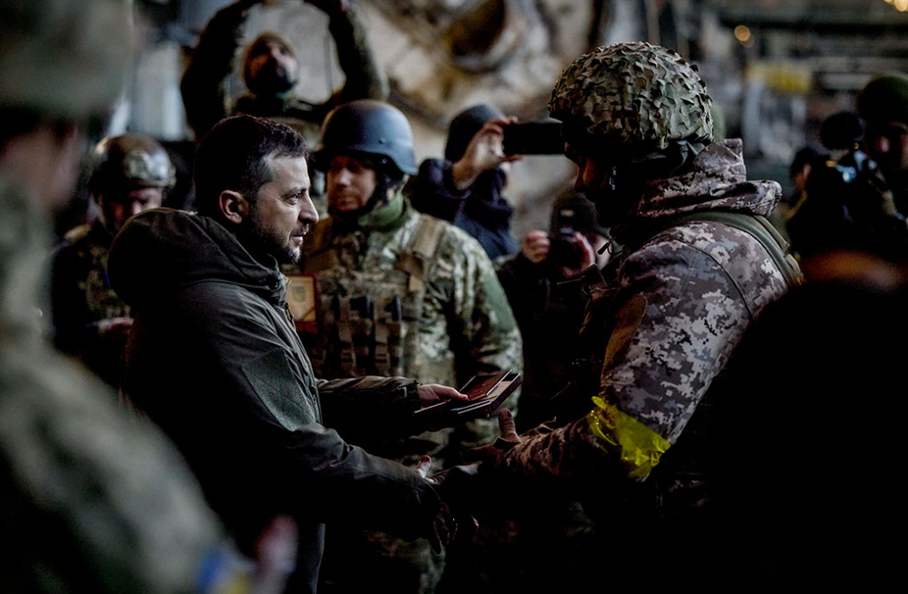 Perjalanan mendadak itu terjadi ketika Kremlin mengumumkan bahwa pemimpin Rusia Vladimir Putin akan bertemu dengan para pejabat militer senior pada Rabu untuk mempertimbangkan serangan skala penuh Rusia terhadap Ukraina sejauh ini dan menetapkan tujuan untuk tahun depan setelah serangkaian kekalahan di medan perang.