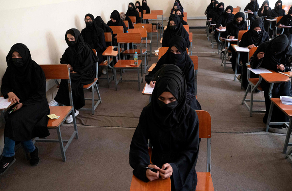 Remaja perempuan tengah mengikuti ujian masuk perguruan tinggi di Universitas Kabul di Kabul pada 13 Oktober 2022 silam. Pihak berwenang Taliban pada hari Selasa, 20 Desember 2022 waktu setempat, memerintahkan larangan tanpa batas waktu pendidikan universitas untuk anak perempuan Afghanistan.