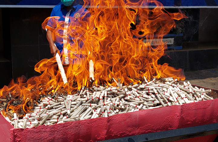 Kantor Bea Cukai Kudus secara simbolis musnahkan 5 juta batang rokok ilegal senilai Rp5,7 milyar di Halaman Kantor Bea Cukai Kudus, Rabu, 21 Desember 2022.