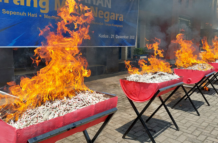 Kepala Kantor Bea Cukai Kudus Moch. Arif Setijo Noegroho dalam konferensi pers memaparkan, barang bukti 5 juta batang rokok ilegal tersebut merupakan penegakan hukum di bidang cukai. 