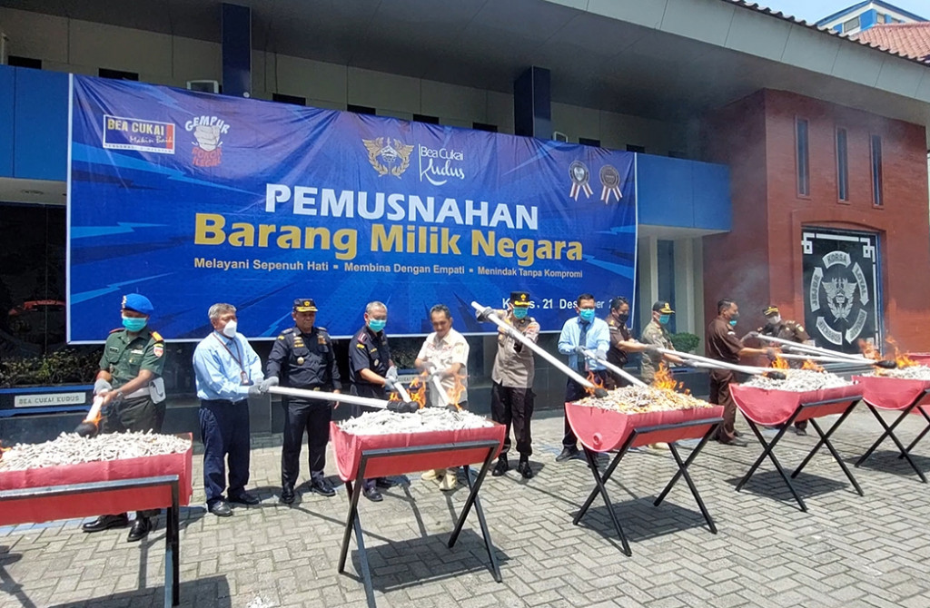 Dalam penindakan Bea Cukai Kudus berhasil menggagalkan berbagai modus pelanggaran seperti penjualan rokok ilegal melalui e-commerce atau online shop, pendistribusian melalui jasa ekspedisi, termasuk berbagai cara konvensional berupa pengiriman menggunakan kendaraan maupun penggerebekan tempat-tempat produksi dan gudang penimbunan rokok ilegal. Seluruh barang bukti pelanggaran beserta pelaku telah diproses sesuai hukum yang berlaku.