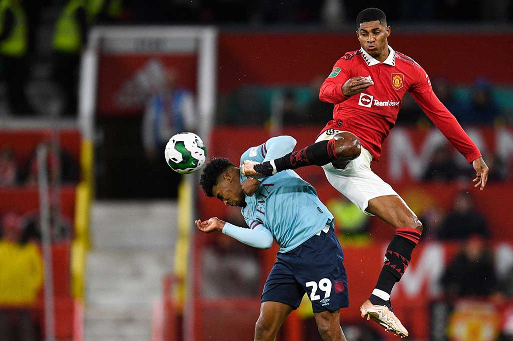 Manajer United Erik ten Hag menurunkan lima pemain yang tampil di Piala Dunia dalam starting line-up untuk menghadapi tim lapis kedua Burnley. Mereka adalah Marcus Rashford, Bruno Fernandes, Casemiro, Eriksen, dan Tyrell Malacia.  